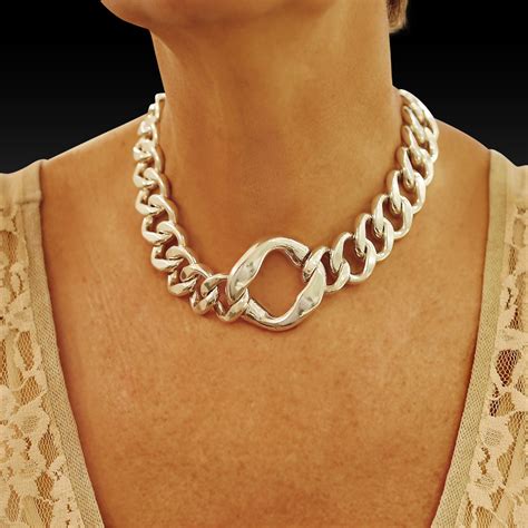 collier ras du cou en argent.